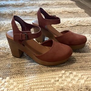 Universal thread clog heels 8.5